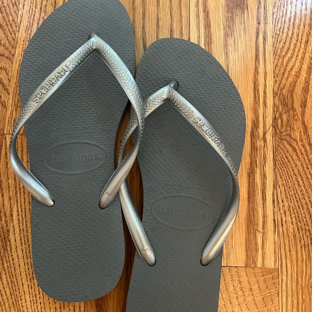 Havaianas- silver flip flops - like new, sz 8